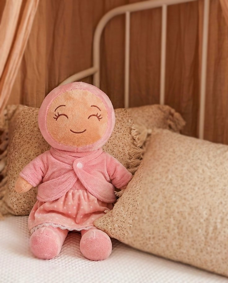 Dumiyah – Poupée Hijab en Peluche Douce – Image 3